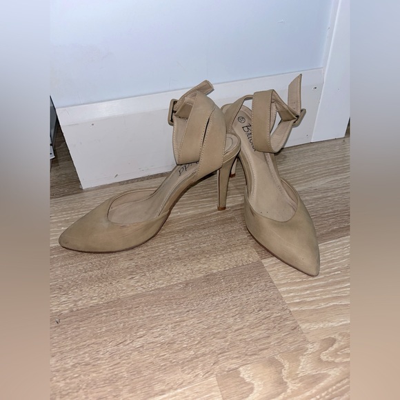 Tan heels - Picture 2 of 6